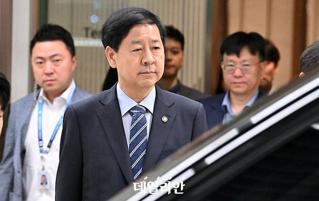 한미 간 ‘2+2 통상협상’을 위해 미국으로 출국하려던 구윤철 부총리 겸 기재부 장관이 24일 인천국제공항 제2여객터미널에서 굳은 표정으로 나오고 있다.ⓒ연합뉴스