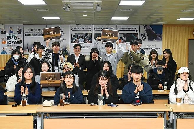 김병수 김포시장이 청년지원세터에서 청년들과 함께 사진촬영을 하고 있다. ⓒ 김포시 제공