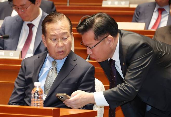 권영세 국민의힘 전 비상대책위원장(왼쪽)과 이양수 국민의힘 전 선거관리위원장 ⓒ뉴시스