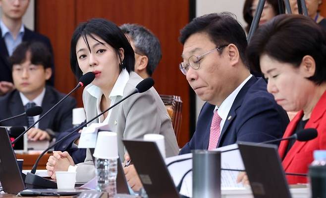 배현진 국민의힘 의원이 29일 서울 여의도 국회 문화체육관광위원회에서 열린 최휘영 문화체육관광부 장관 후보자 인사청문회에서 의원질의를 하고 있다. ⓒ뉴시스