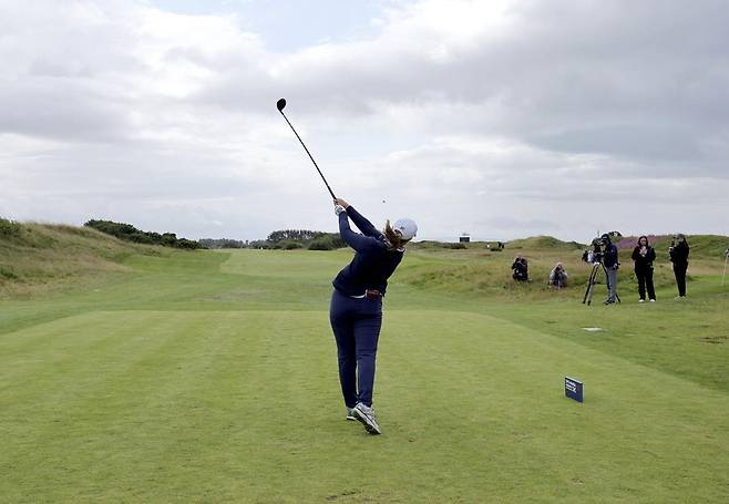 로티 워드가 28일 스코틀랜드 에어셔의 던도널드 링크스에서 열린 미국여자프로골프(LPGA)투어 ISPS 한다 위민스 스코티시 오픈 최종 4라운드 10번홀(파4)에서 티샷을 하고 있다. 에어셔=AP 뉴시스