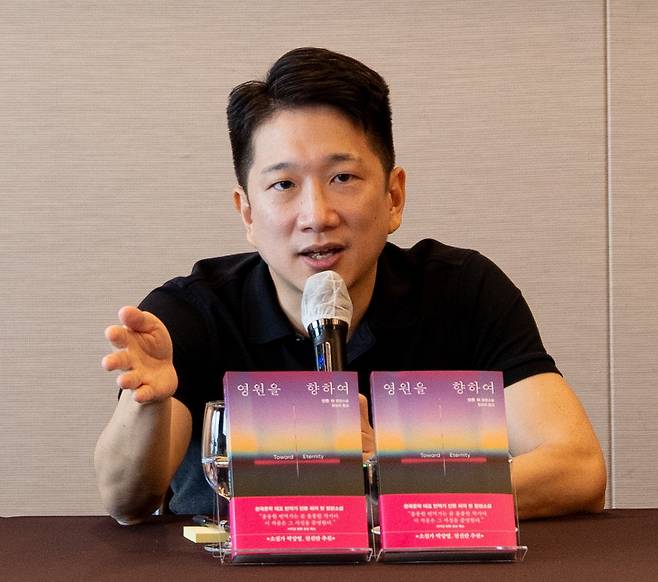 안톤 허 작가는 “한국 문학 번역가들은 한국 시(詩)에 대한 자부심이 대단하다”며 “더 많은 시와 시인을 (외국어로) 번역하고 싶다”고 했다. 허 작가의 신간 소설 속 인물 ‘한용훈’은 만해 한용운 선생으로부터 이름을 따왔다고 한다. 반타 제공