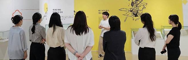 한국근대문학관 직원이 ‘세상을 향한 날카로운 풍자’ 코너에서 관람객들에게 조선 후기 우화소설에 대해 설명하고 있다. 이 전시회는 내년 5월까지 열린다. 한국근대문학관 제공