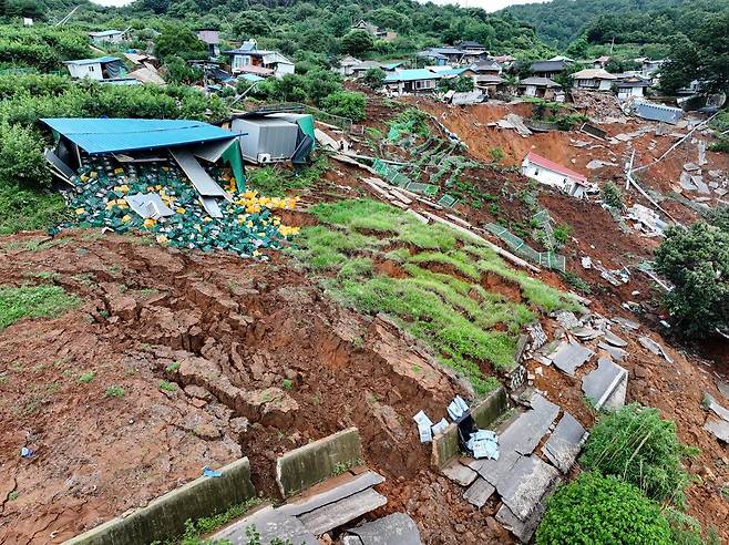 20일 경남 산청군 생비량면 상능마을이 지난 19일 폭우로 인한 산사태가 발생해 마을에 토사가 쌓여 있다. 2025.7.20/뉴스1
