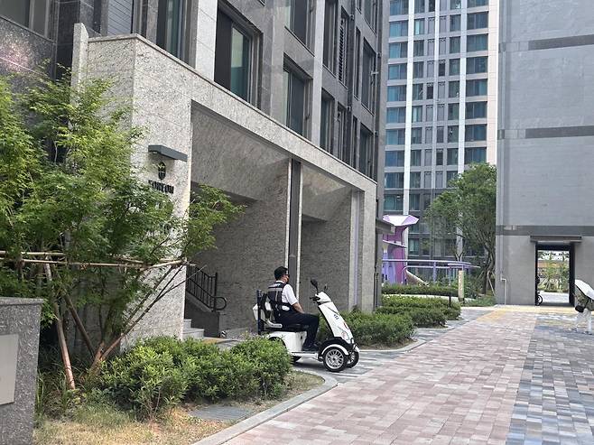 올림픽파크포레온 입구에 모두 경비인력이 배치됐다. 황소영 기자 fangso@donga.com