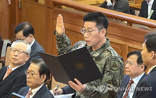 조성현 수도방위사령부 제1경비단장(대령)이 지난 2월 13일 서울 종로구 헌법재판소에서 열린 윤석열 대통령 탄핵 심판 8차 변론에서 증인 선서를 하고 있다.  [헌법재판소 제공=연합뉴스]