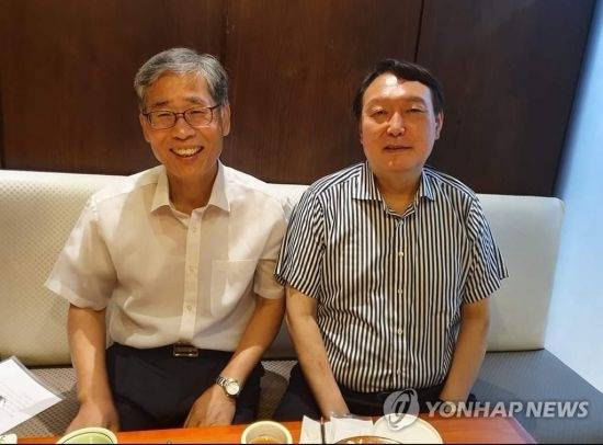 윤석열 전 대통령(오른쪽)과 신평 변호사. [연합뉴스]