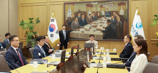 한국은행 금융통화위원회가 본회의에 앞서 기념촬영을 하고 있다. [한국은행 제공]