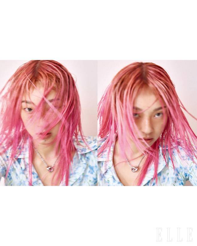 쿄카가 입은 플라워 패턴 셔츠와 네크리스는 모두 Loewe.