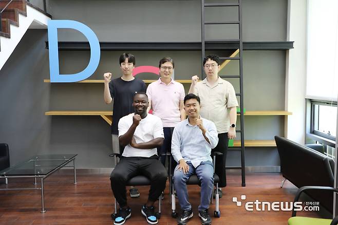 유종성 DGIST 에너지공학과 교수(가운데 위)와 연구팀