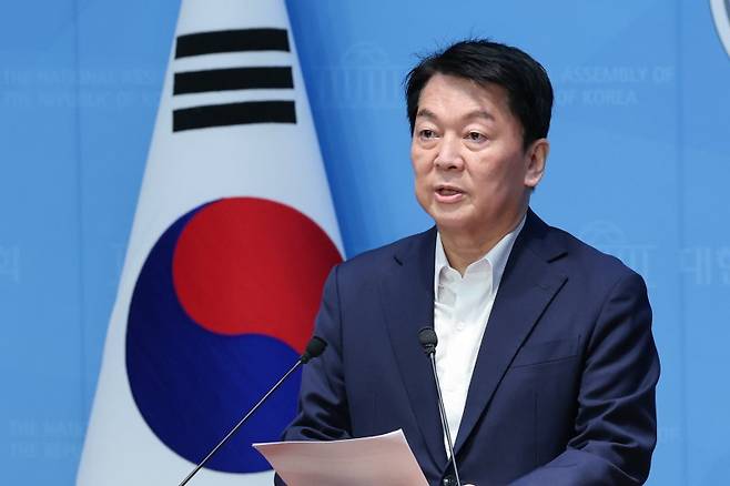 안철수 국민의힘 의원이 21일 오전 서울 여의도 국회 소통관에서 기자회견을 열고 김문수 후보를 향해 '친길(친전한길) 당대표가 되려고 하나'며 비판하고 있다. 뉴스1
