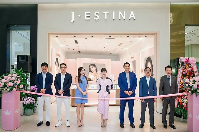 하노이 매장 오픈 행사에서 제이에스티나 관계자와 브랜드 뮤즈가 기념사진을 촬영하고 있다. 제이에스티나 제공