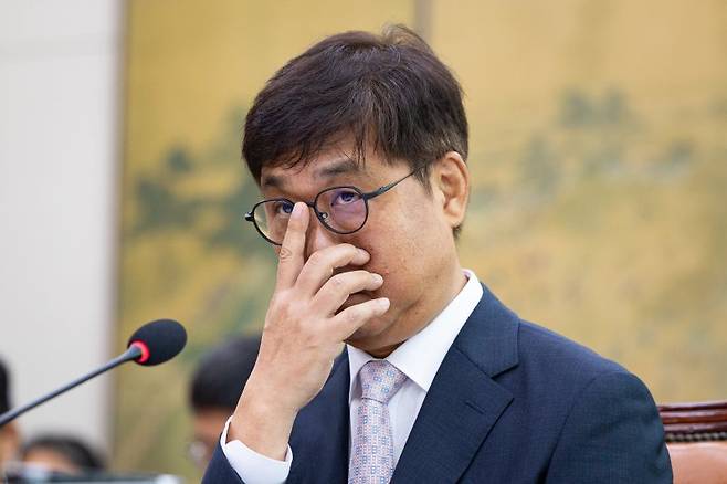 최휘영 문화체육관광부 장관 후보자가 29일 서울 여의도 국회 문화체육관광위원회에서 열린 인사청문회에 출석해 안경을 고쳐 쓰고 있다. 뉴스1