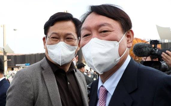 송영길 더불어민주당 대표와 윤석열 국민의힘 대선 후보가 6일 오후 서울 송파구 올림픽공원 평화의광장에서 열린 2021 대한민국 청년의날 행사에서 인사를 하고 있다. 2021. 11.6 /뉴스1