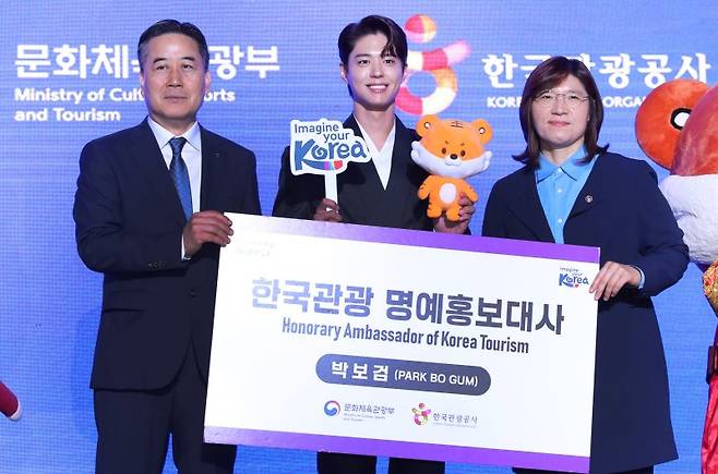 29일 서울 강남구 SJ쿤스트할레에서 열린 2025 한국관광명예홍보대사 위촉식에서 서영충 한국관광공사 사장 직무대행, 배우 박보검, 장미란 문화체육관광부 제2차관(왼쪽부터)이 기념촬영을 하고 있다. 사진=뉴시스