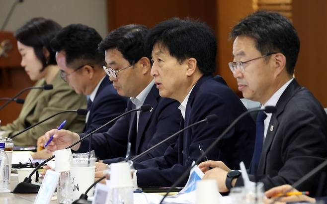 29일 오기형 더불어민주당 코스피5000 특위 위원장(가운데)이 서울 여의도 한국거래소에서 열린 간담회에서 발언을 하고 있다. 뉴스1