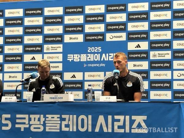 에디 하우 뉴캐슬유나이티드 감독과 댄 번. 김정용 기자