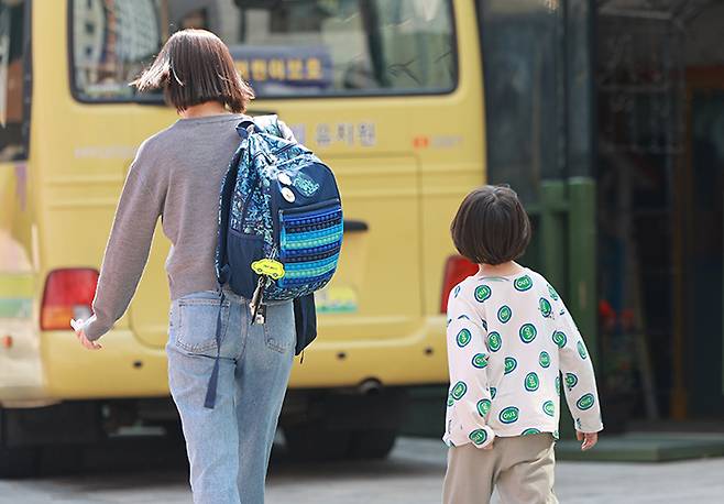 서울 강남구 한 유치원 앞을 지나가는 학부모와 어린이. 2025.4.7 (사진=저작권자(c) 연합뉴스, 무단 전재-재배포 금지)