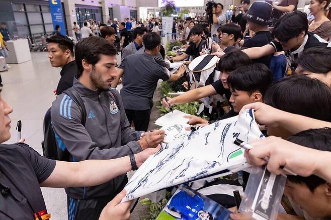 잉글랜드 프리미어리그 뉴캐슬 유나이티드 선수들이 지난 28일 인천국제공항 1터미널을 통해 입국했다. 선수들은 공항에서 기다리는 팬들에게 사인을 해주는가 하면 선수들끼리 태극기를 들고 기념사진을 찍기도 했다. 뉴캐슬은 30일 밤 8시 수원월드컵경기장에서 팀K리그와 친선경기를 치른다. 8월3일에는 서울 상암월드컵경기장에서 토트넘 홋스퍼를 상대한다. 쿠팡플레이 제공