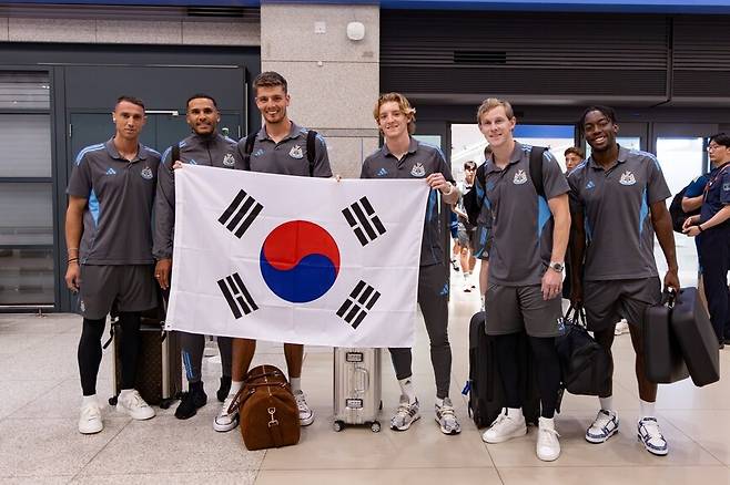 사진으로 보는 뉴캐슬 입국 현장. 쿠팡플레이 제공