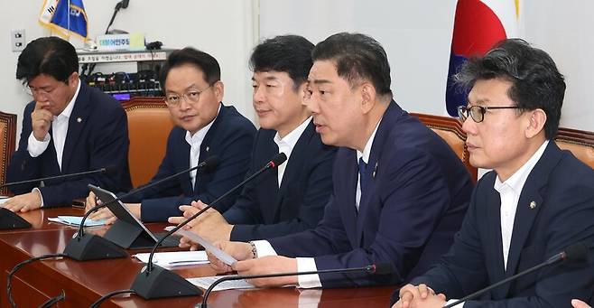 김병기 더불어민주당 대표 직무대행 겸 원내대표가 29일 국회에서 열린 원내대책회이서 발언하고 있다. 왼쪽부터 박상혁 수석대변인, 허영 원내정책수석부대표, 문진석 원내운영수석부대표, 김병기 대표 직무대행 겸 원내대표, 진성준 정책위의장. 김경호 선임기자 jijae@hani.co.kr