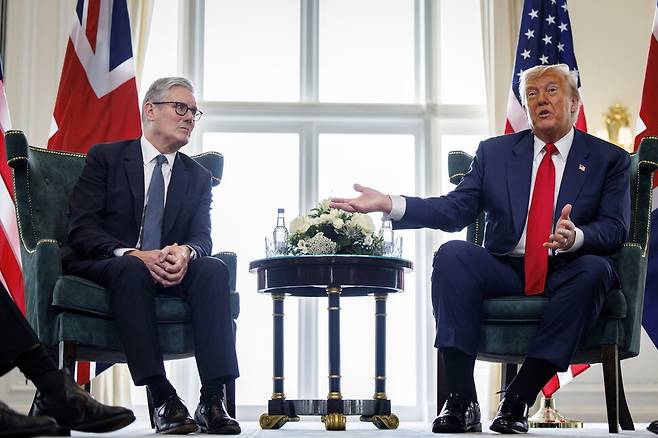 키어 스타머 영국 총리(왼쪽)와 도널드 트럼프 미국 대통령이 28일(현지시각) 영국 스코틀랜드 턴베리에 있는 트럼프 대통령의 골프리조트에서 만나 기자회견을 하고 있다. 턴베리/EPA 연합뉴스