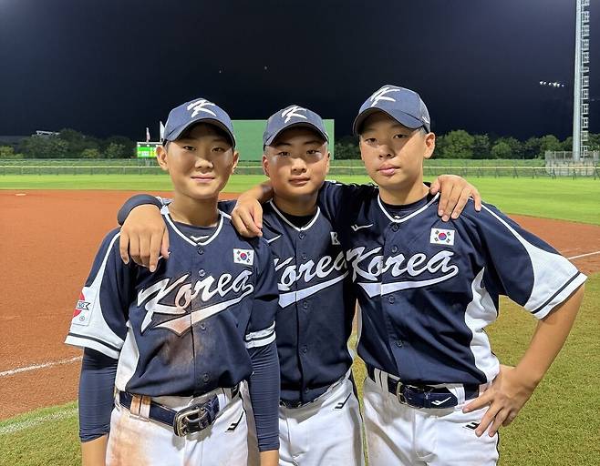 2025 세계야구소프트볼연맹(WBSC) 세계유소년야구선수권대회(U12)에 참가한 하정우, 이재승, 홍성현(왼쪽부터). 대한야구소프트볼협회 제공