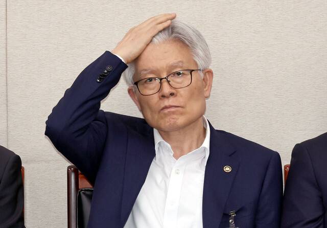 최동석 인사혁신처장이 지난 22일 국회에서 열린 법제사법위원회 전체회의에 출석해 의사일정을 기다리고 있다. 윤운식 선임기자 yws@hani.co.kr