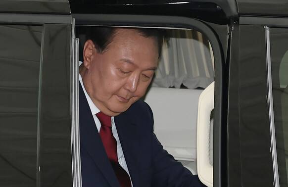 내란과 외환 등 각종 의혹의 정점에 있는 윤석열 전 대통령에 대한 첫 특검 대면조사가 지난달 28일 오전 서울 고등검찰청에 마련된 특검에서 열렸다. 윤 전 대통령이 특검에 출석하기위해 차량에서 하차하고 있다.