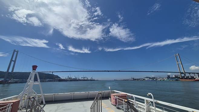 지난 24일 출항한 태화호에서 본 울산 앞바다 모습. 울산대교, 왼쪽에 조선소, 오른쪽에 석유화학공단이 보인다. 주성미 기자