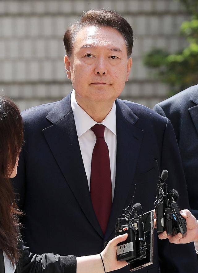 내란 우두머리 혐의로 기소된 윤석열 전 대통령이 5월 12일 서울 서초구 서울중앙지법에서 재개되는 공판에 출석하고 있다. 사진공동취재단