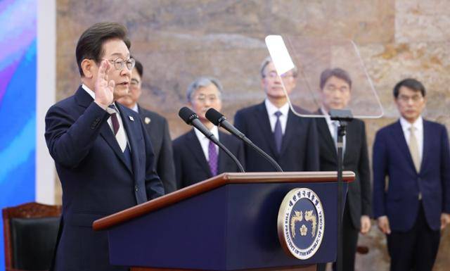 이재명 대통령이 지난달 4일 서울 여의도 국회 로텐더홀에서 제21대 대통령 취임 선서를 하고 있다. 뉴시스