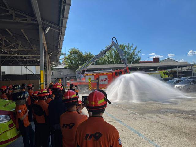 대구 서부소방서 대원들이 무인파괴방수차 실전 적응 훈련을 하고 있다. 대구소방안전본부 제공