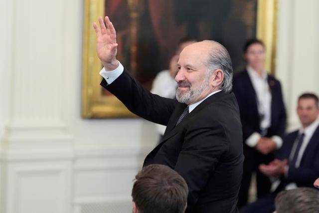 하워드 러트닉 미국 상무장관이 지난 18일 미 워싱턴 백악관 이스트룸에서 열린 스테이블코인 규제 법안 '지니어스 법' 서명식에서 참석자들에게 손을 흔들고 있다. 워싱턴=AP 연합뉴스