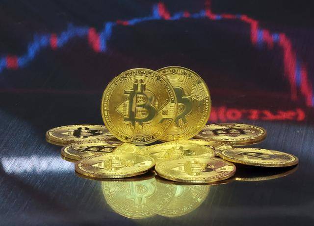 23일 오후 서울 강남구 서초구 빗썸라운지 강남본점에서 비트코인 모형이 놓인 바닥에 코인 시세 그래프가 비치는 모습. 뉴스1