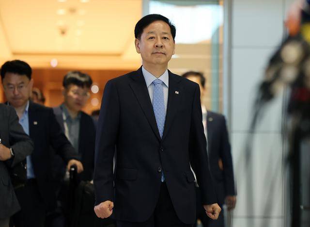 미국과 막바지 관세 협상에 나서는 구윤철 부총리 겸 기획재정부 장관이 29일 인천국제공항을 통해 미국으로 출국하고 있다. 인천=뉴스1
