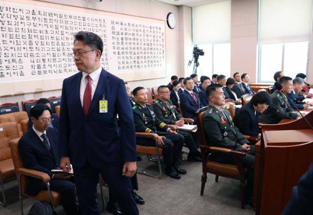 이시원 전 대통령비서실 공직기강비서관이 지난해 6월 21일 서울 여의도 국회에서 열린 제3차 법제사법위원회 전체회의, 순직 해병 수사 방해 및 사건 은폐 등의 진상규명을 위한 특별검사의 임명 등에 관한 법률안 관련 입법청문회에서 퇴장하고 있다. 이날 의원 질의에 대해 이 전 비서관은 수사 중인 사안으로 답변하지 못하겠다고 했고 정청래 위원장이 10분 퇴장 명령을 내렸다. 뉴시스