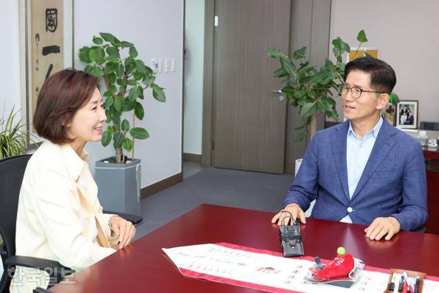 당대표 선거에 나선 김문수 전 대선 후보가 29일 국회 의원회관에서 나경원 의원과 만나 대화하고 있다. 고영권 기자