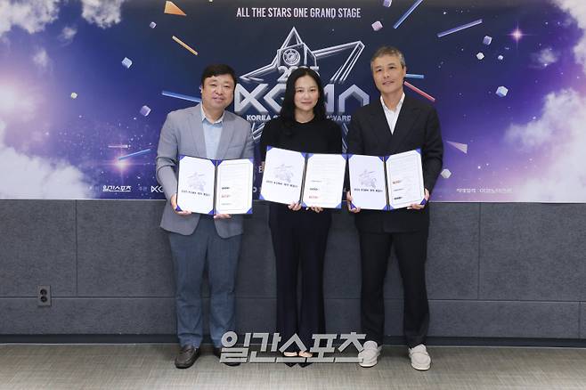 2025 KGMA 계약체결식이 28일 오전 서울 중구 순화동 KG타워 13층 대회의실에서 열렸다. 송장헌 크리에이터링 대표, 곽혜은 이데일리M 대표, 최성필 디오디 대표가 기념 촬영을 하고 있다. 서병수 기자 qudtn@edaily.co.kr /2025.07.28/