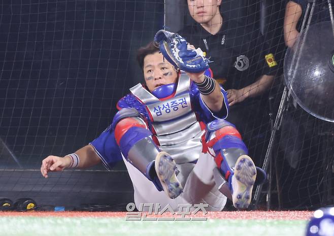 27일 오후 수원 KT위즈파 성공크에서 열린 2025 프로야구 삼성과 KT 경기. 삼성 포수 강민호가 9회 KT 황재균의 파울타구를 잡아내고 있다. 수원=정시종 기자 capa@edaily.co.kr /2025.07.27.