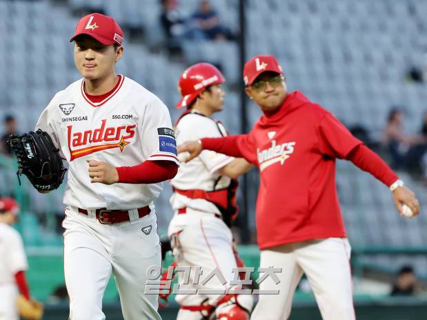 2025 KB0리그 프로야구 SSG랜더스와 NC다이노스의 경기가 29일 오후 인천SSG랜더스필드에서 열렸다. 3회초 1사 2,3루 위기에서 선발 김건우가 교체되고 있다. 인천=김민규 기자 /2025.05.29/