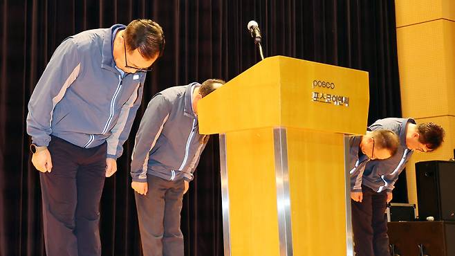 정희민 포스코이앤씨 사장이 29일 인천 송도 본사에서 연이은 현장 사망사고와 관련한 담화문 발표에 앞서 관계자들과 사과 인사하고 있다. 연합뉴스