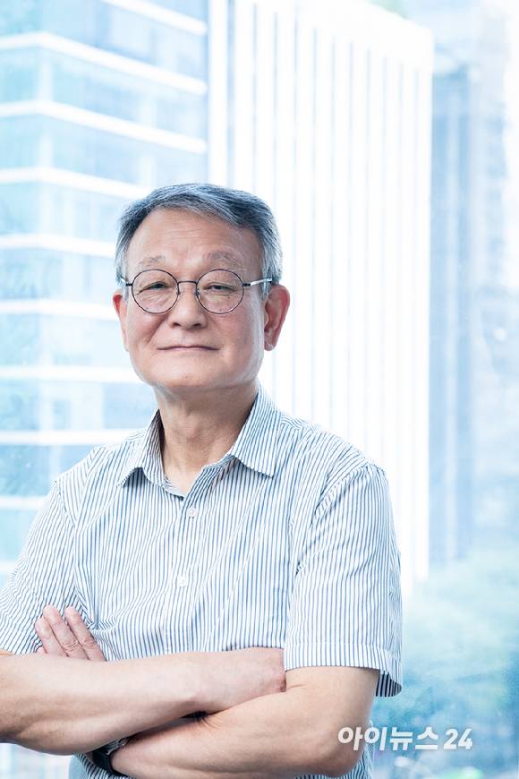 김영섬 코난테크놀로지 대표가 22일 서울 서초구 서초동 코난테크놀로지 사옥에서 아이뉴스24와 인터뷰를 하고 있다. [사진=문수지 기자]