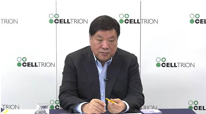 서정진 셀트리온그룹 회장이 29일 열린 기자간담회에서 미국 도널드 트럼프 행정부 관세 대응 방침에 대해 설명하고 있다.