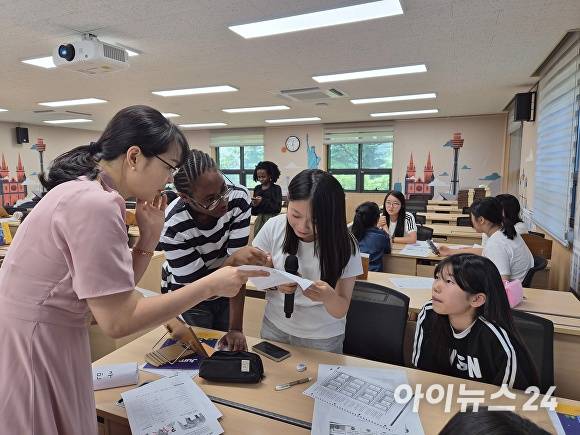 구미시가 여름방학을 맞아 관내 초·중학생을 대상으로 실용 중심 영어캠프를 운영하고 있다. [사진=구미시청]