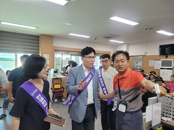 이동옥(왼쪽 두번째) 충북도 행정부지사가 29일 보은군 보은읍 행정복지센터에서 민생회복 소비쿠폰 신청 현장을 점검하고 있다. [사진=충북도]