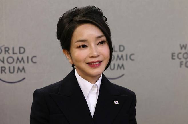 김건희 여사가 2023년 1월 18일(현지시간) 스위스 다보스 콩그레스센터에서 세계경제포럼(WEF·다보스포럼) 연차총회 계기로 열린 '예술가 리더' 행사에 초청된 다양한 분야의 예술가들과 만나 대화하고 있다. [사진=연합뉴스]
