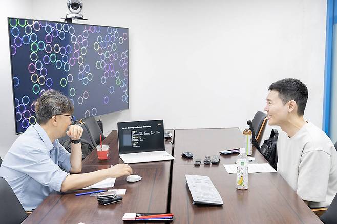 박원규 콜라이더 대표(좌)는 금융 상품 중개 사업으로 성장한 기업 사례를 소개했다 / 출처=IT동아