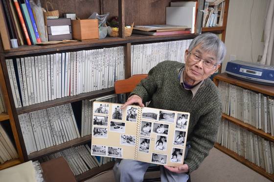 지난 26일 별세한 노무라 모토유키 목사가 일본 야마나시현 자택에서 1970년대 고 제정구 의원과 함께 청계천 빈민구호 활동을 하던 시절 찍은 사진을 보여주면서 설명하고 있다. [사진 푸르메재단]