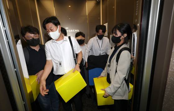 김건희 특검팀 관계자들이 28일 오후 서울 노원구 상계동 이준석 개혁신당 대표 자택의 압수수색을 마친 뒤 압수품을 들고 이동하고 있다. [뉴시스]